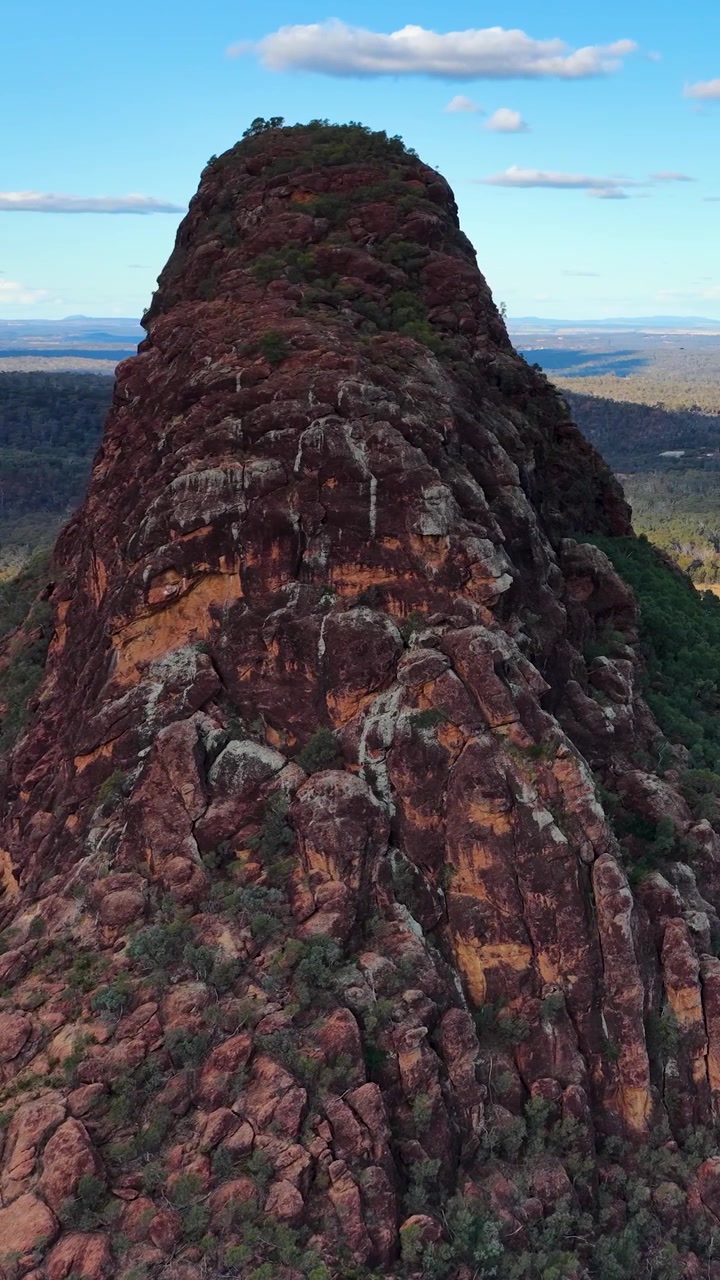 Il drone sale dolcemente sopra la scoscesa Timor Rock, rivelando una spettacolare arenaria vulcanica sotto la luce del giorno.