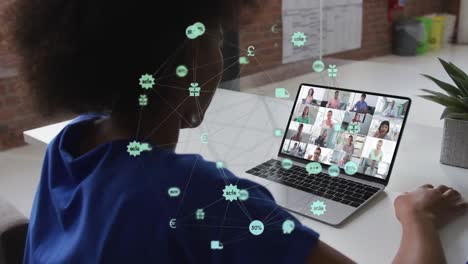 Animación-De-íconos-Y-Procesamiento-De-Datos-Sobre-Una-Empresaria-Afroamericana-En-Una-Videollamada-Portátil