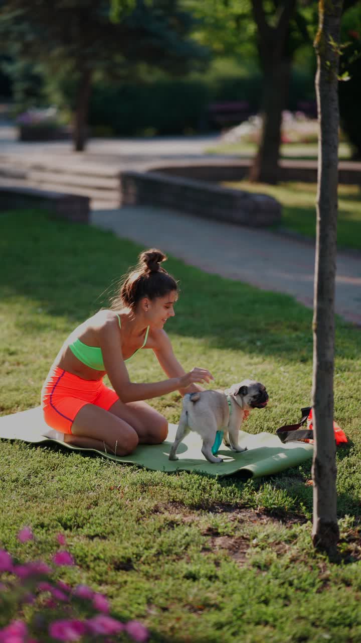 mujer y su perro pug en el parque