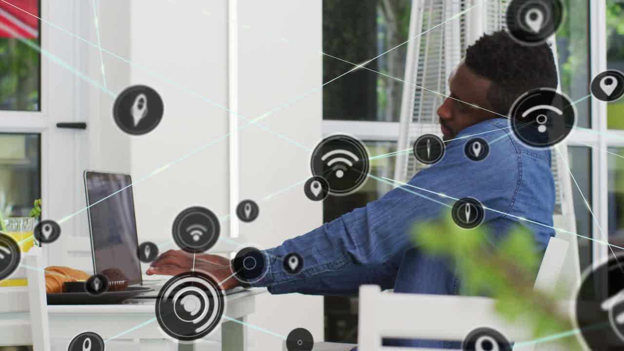 animación de la red de iconos conectados con empresario usando portátil y teléfono