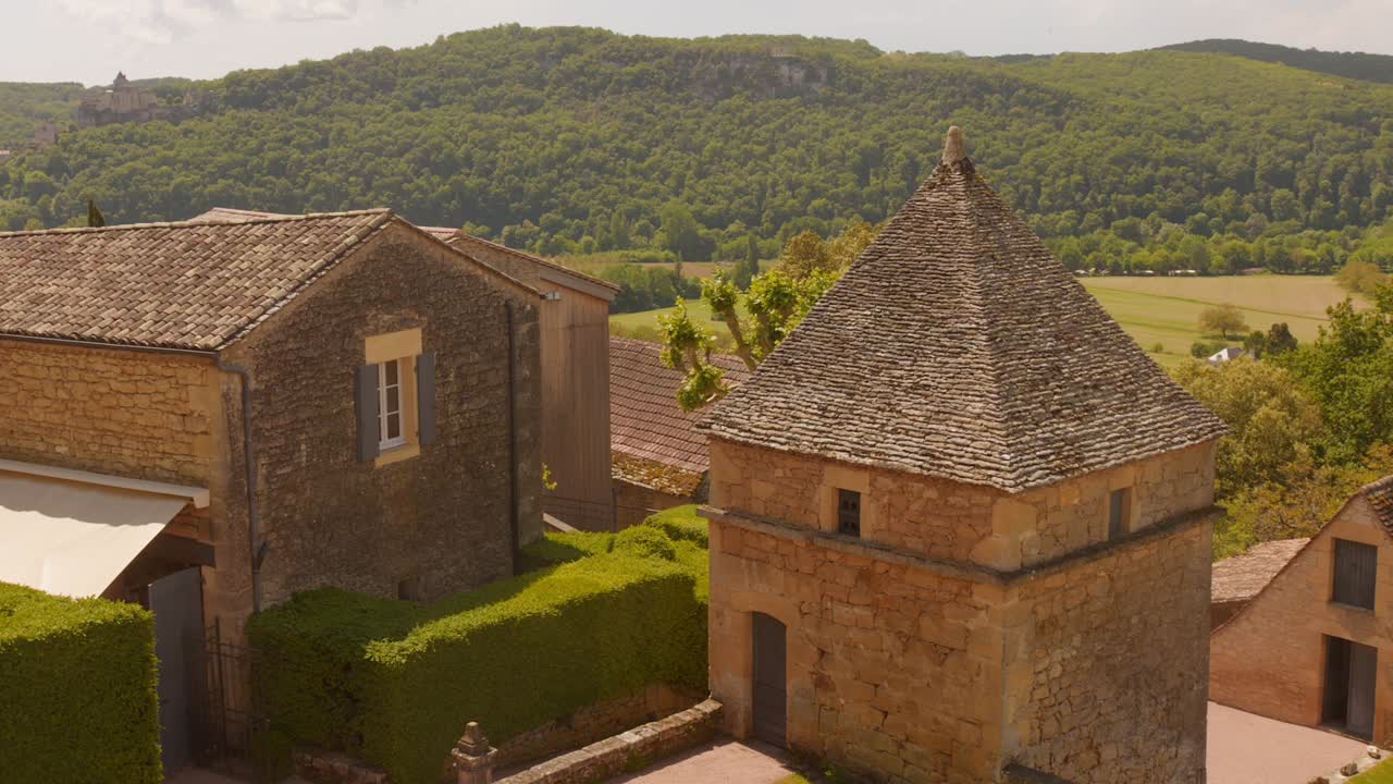Castelli con tetti in pietra dei Giardini di Marqueyssac nel Belvedere della Dordogna in Francia. Inquadratura ampia
