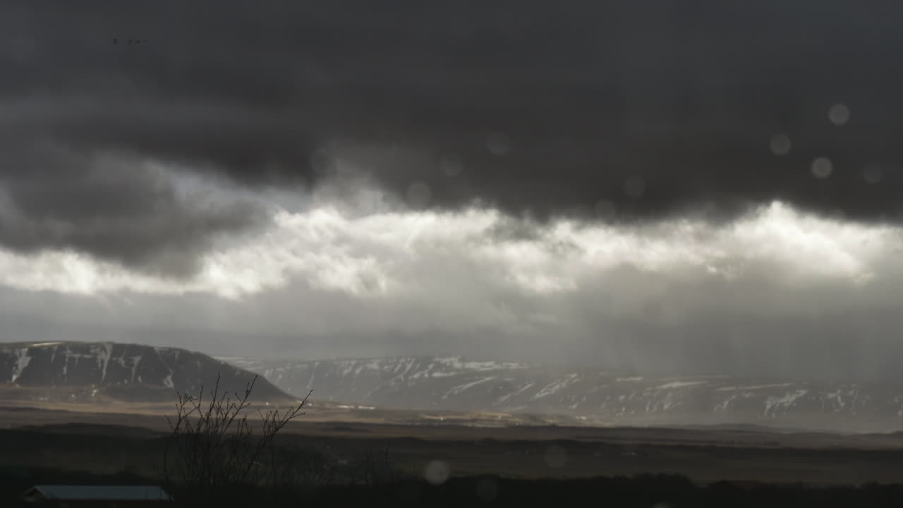 timelapse oscuro de una tormenta en islandia