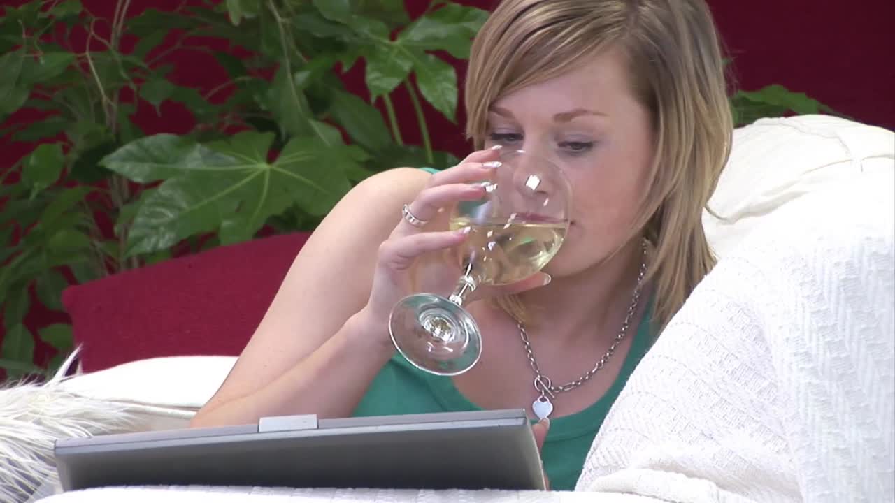 mujer relajándose en el sofá