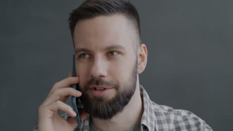 hombre hablando en teléfono inteligente