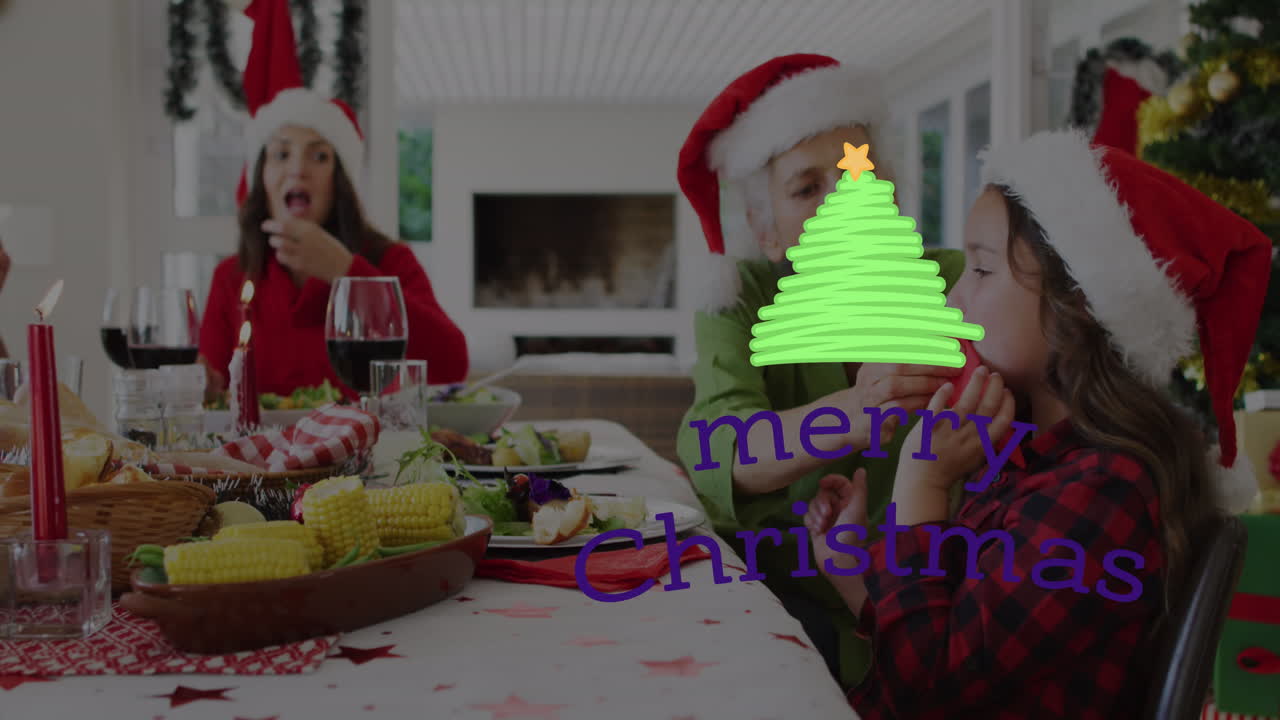 Animação de texto 'Feliz Natal' sobre família caucasiana usando gorros de Papai Noel