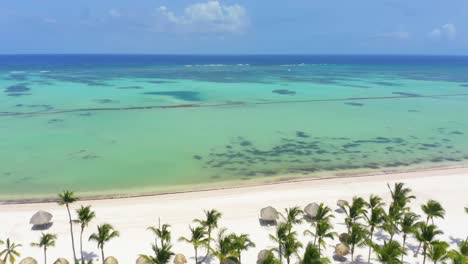 Hermoso-Vuelo-De-Drone-A-La-Playa-De-Juanillo-Donde-Vemos-Los-Cocoteros-Y-El-Agua-Refrescante