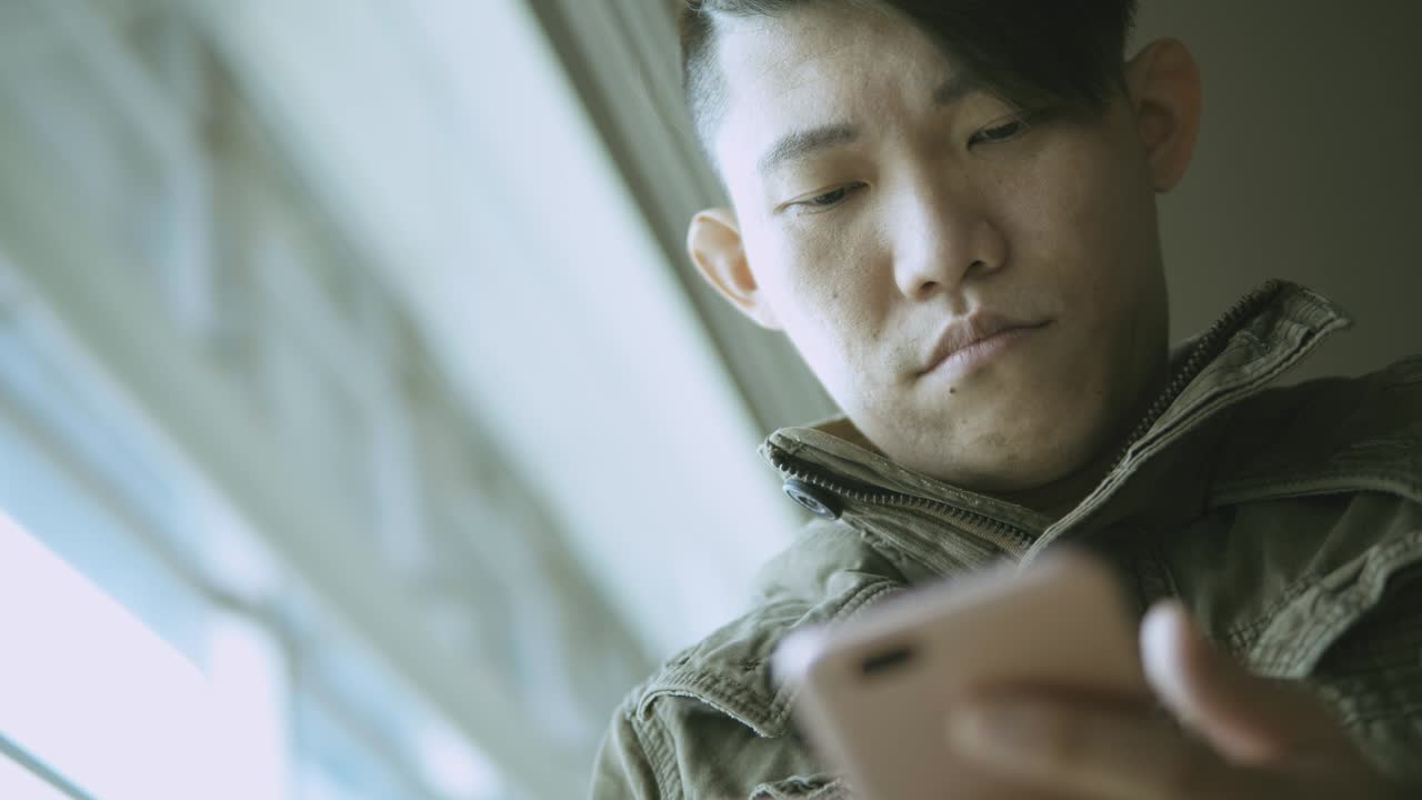 지하철역에서 스마트폰을 사용하는 남자