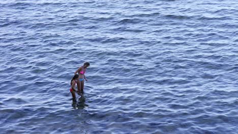 equipo de buceo en la playa