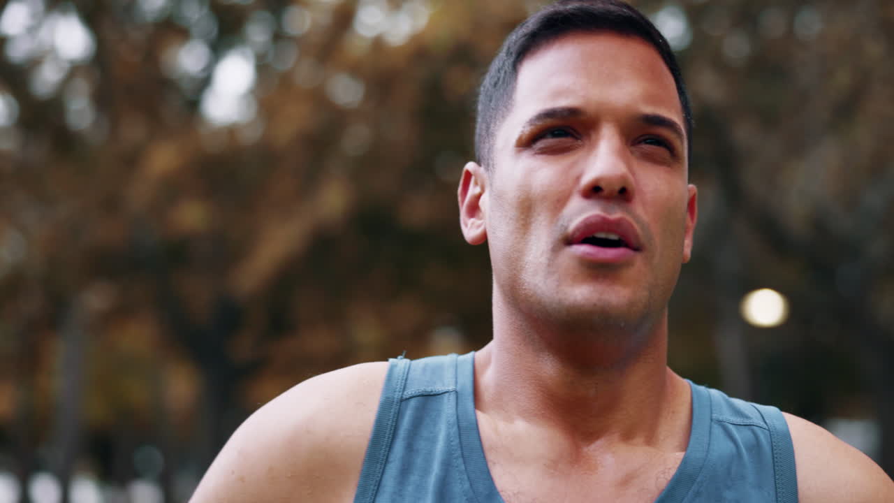 parque de ejercicio, cara y hombre cansado después de cardio