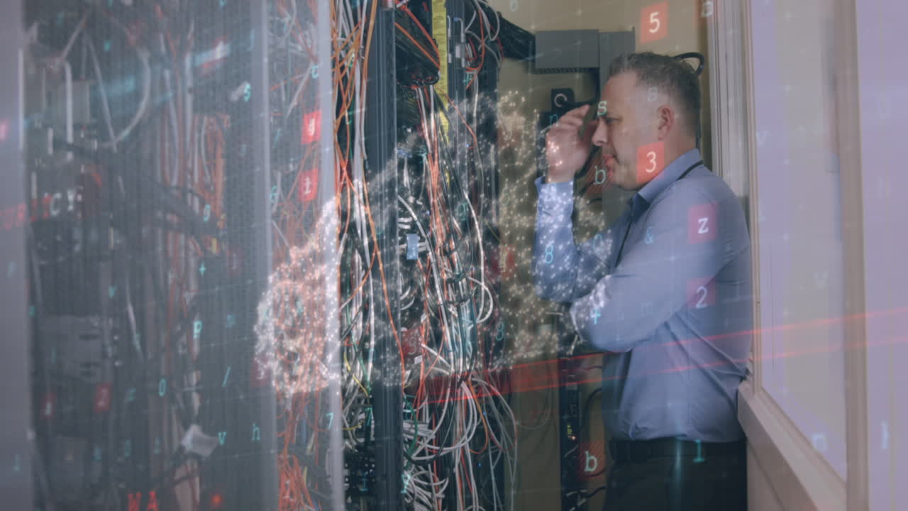 animación del procesamiento de datos sobre un trabajador caucásico en la sala de servidores