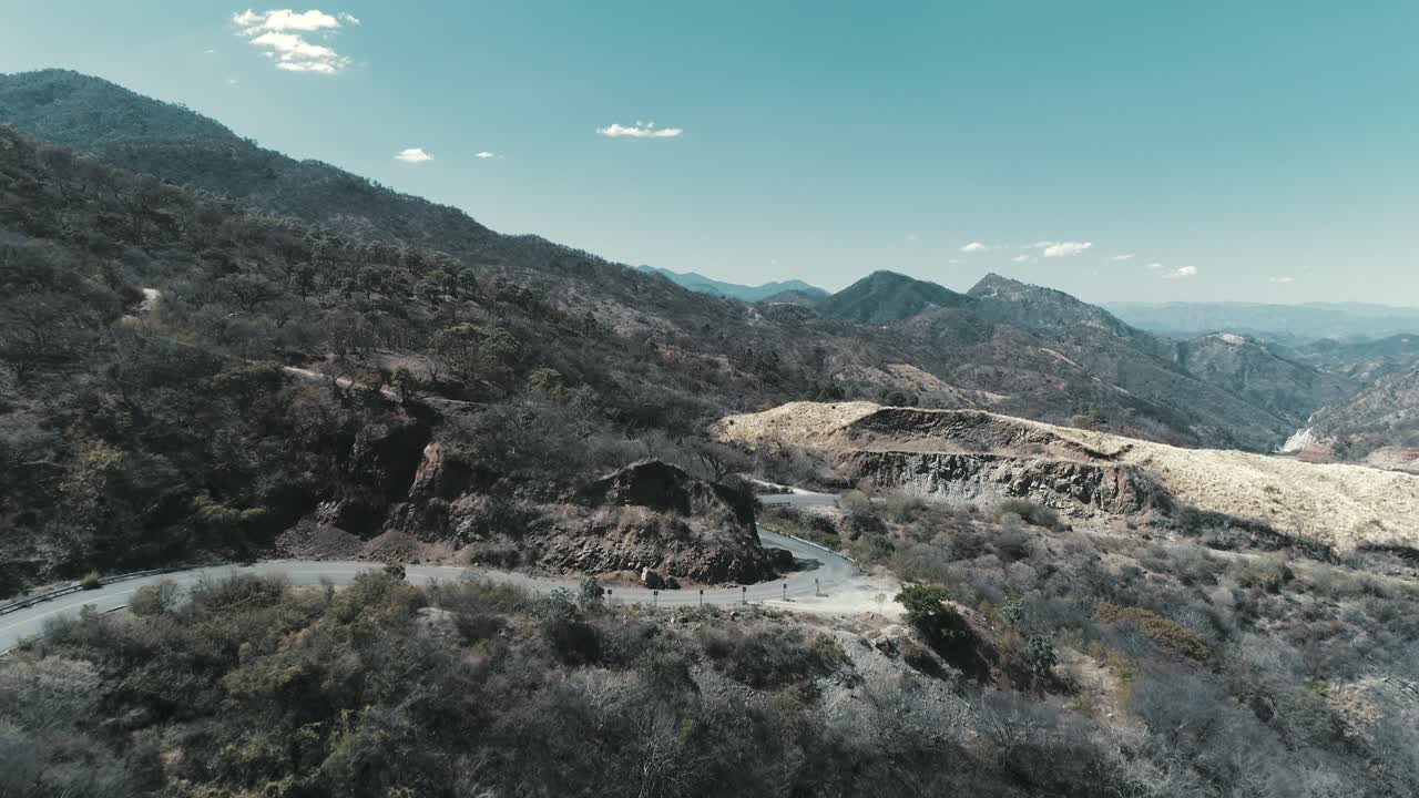 toma aerea de un camino en la sierra de sinaloa