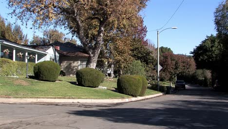 Straßenansicht-Eines-Vororts-In-Der-Nähe-Von-Burbank,-Kalifornien,-Usa