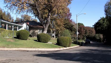 vista de la calle del suburbio cerca de burbank, california, estados unidos