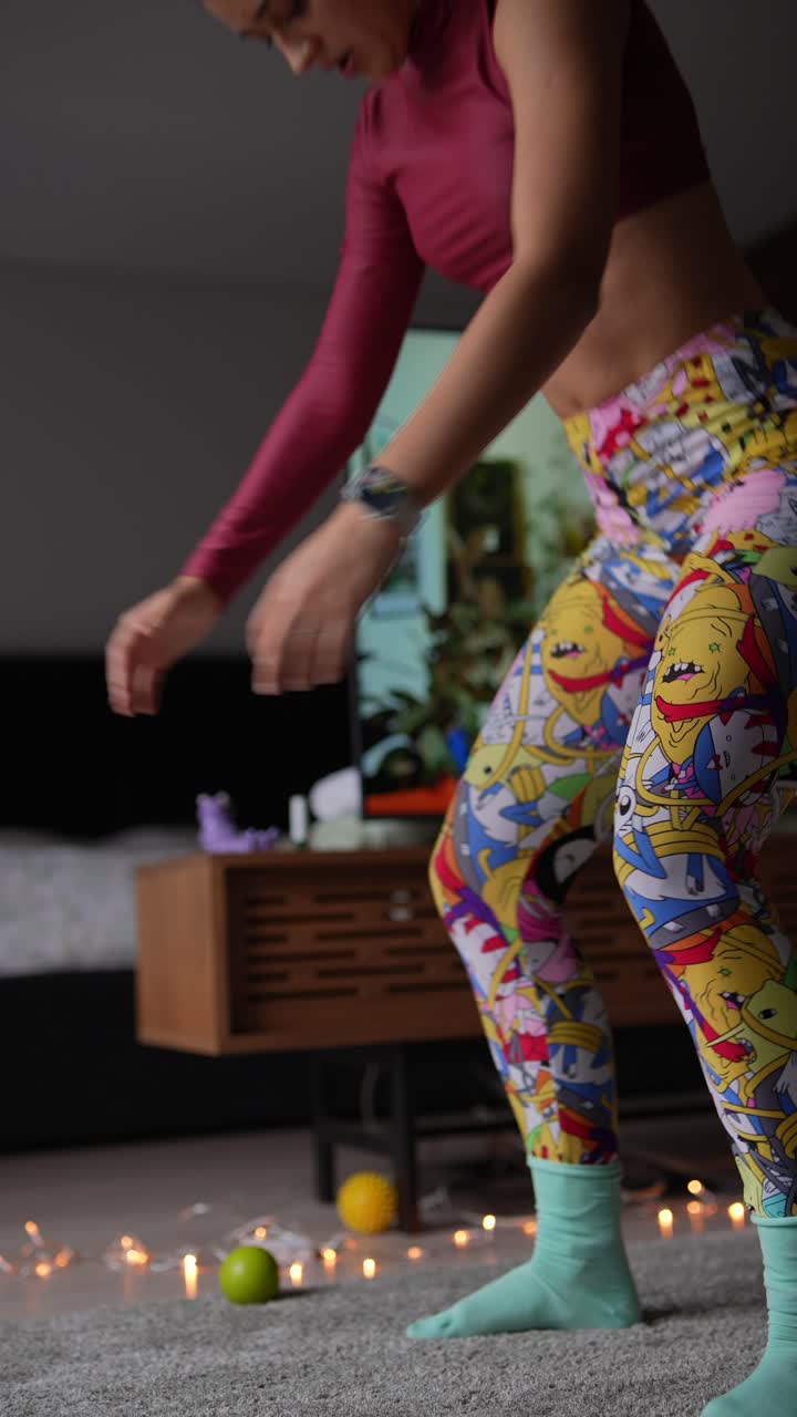 mujer haciendo ejercicio en casa