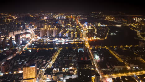 Stark-Befahrene-Überführungsstraße-Im-Stadtzentrum,-Filmreife,-Futuristische-Innenstadt-Mit-Wolkenkratzern-Bei-Nacht-Mit-Viel-Verkehr-Auf-Der-Straße-Und-Bunten-Lichtern