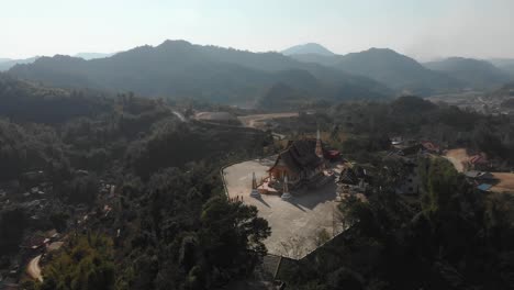 Plano-Amplio-Del-Lugar-Turístico-Del-Templo-En-Laos,-Aéreo.