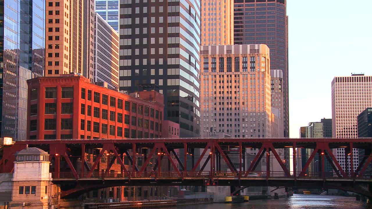 el 기차는 시카고 스카이라인 앞 다리를 건너 1