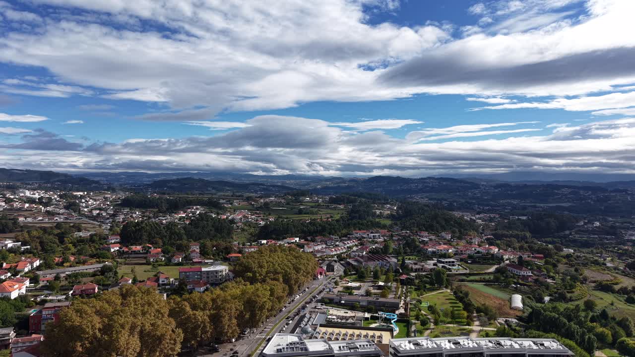 겹겹이 쌓인 구름과 푸른 하늘 아래 루사다 마을의 탁 트인 항공 뷰