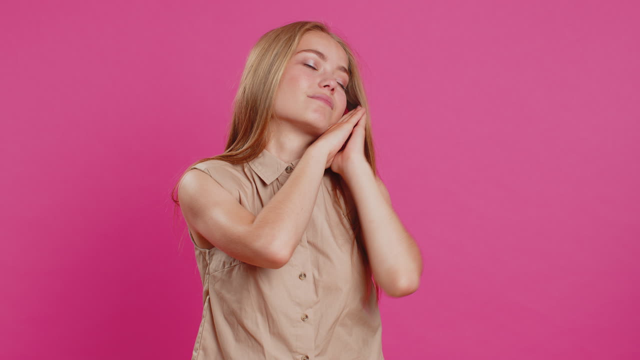 cansada mujer joven somnolienta bostezando, sintiéndose somnolienta perezosa aburrida aburrida sufriendo de falta de sueño
