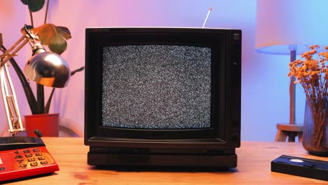 tv retro, televisión vintage en una configuración nostálgica, una tv retro muestra grano en la pantalla, dispositivo aterrador de la noche de halloween bueno para la llave de croma y la pantalla verde. imágenes de alta calidad 4k