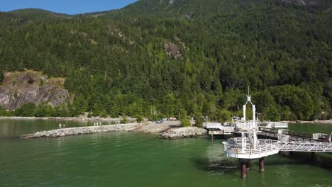 Die-Drohnenaufnahme-Eines-Sonnenverwöhnten-Sommertages-Zeigt-Das-Wunderschöne-Kulturerbe-Von-Porteaux-Cove-In-Squamish,-British-Columbia,-Mit-Einer-Glitzernden-Meeresbucht,-Umgeben-Von-Berg--Und-Wildnislandschaften