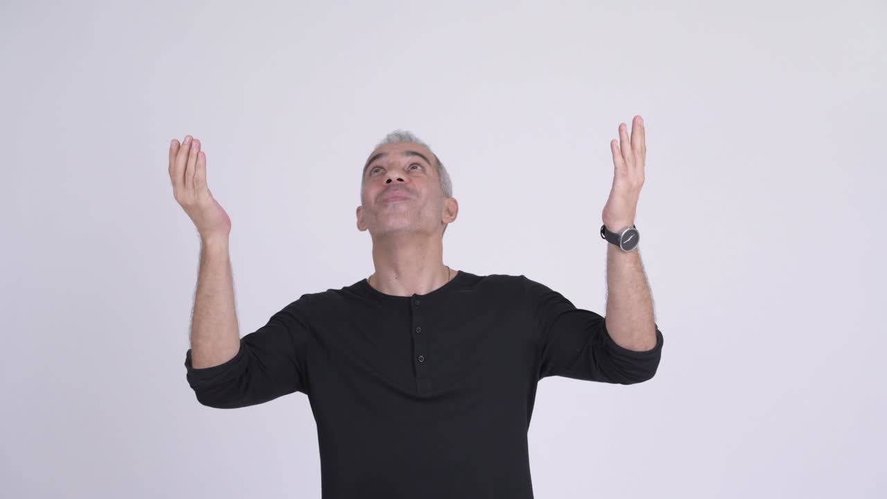 회색 머리카락을 가진 행복한 성숙한 페르시아 남자