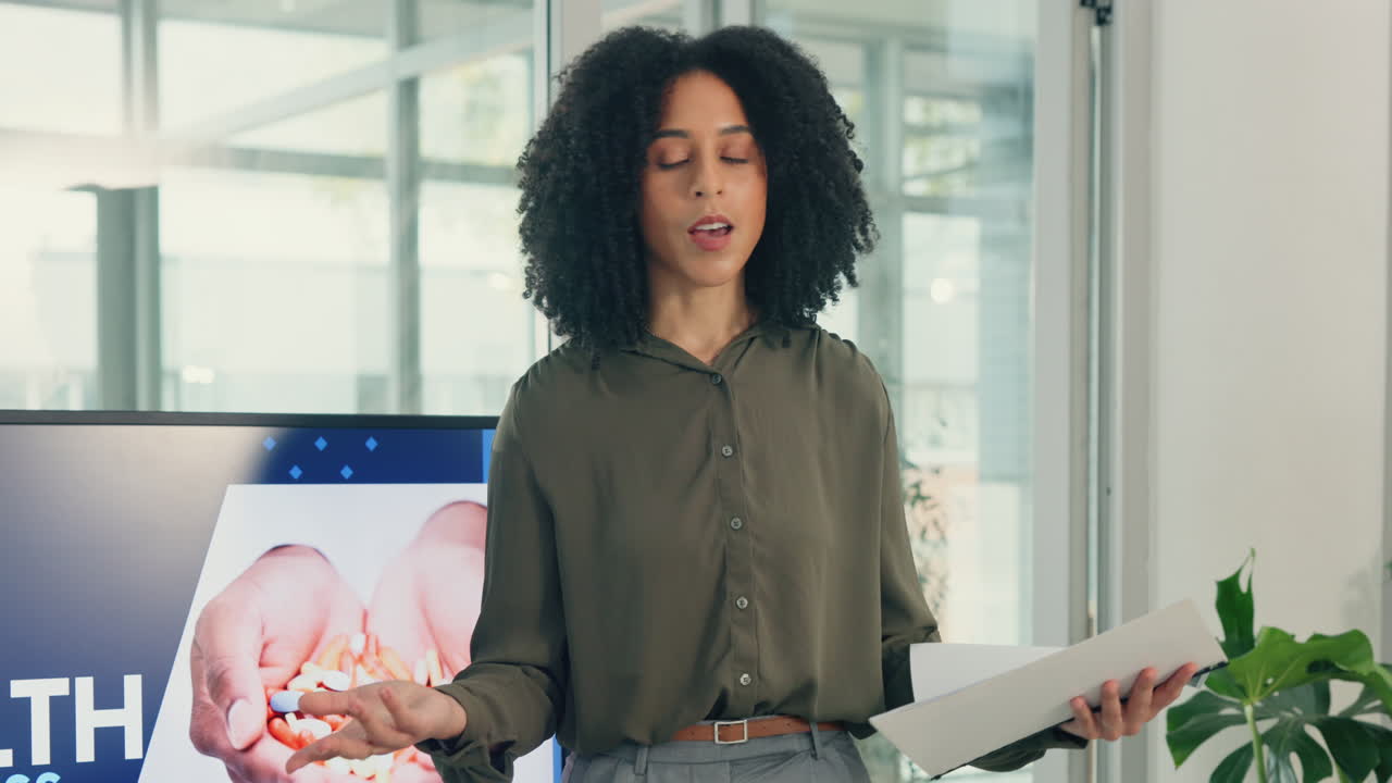 mujer de negocios haciendo una presentación de atención médica