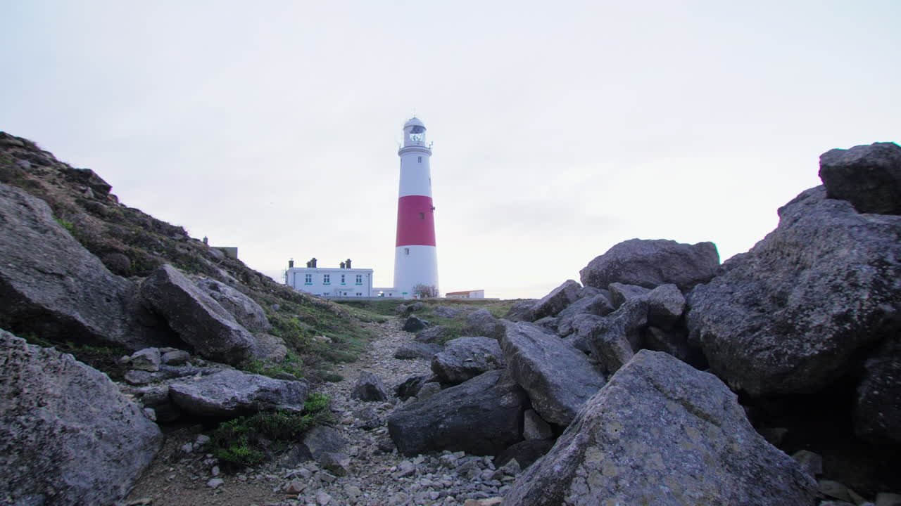 toma de paralaje del faro de portland bill entre las rocas.