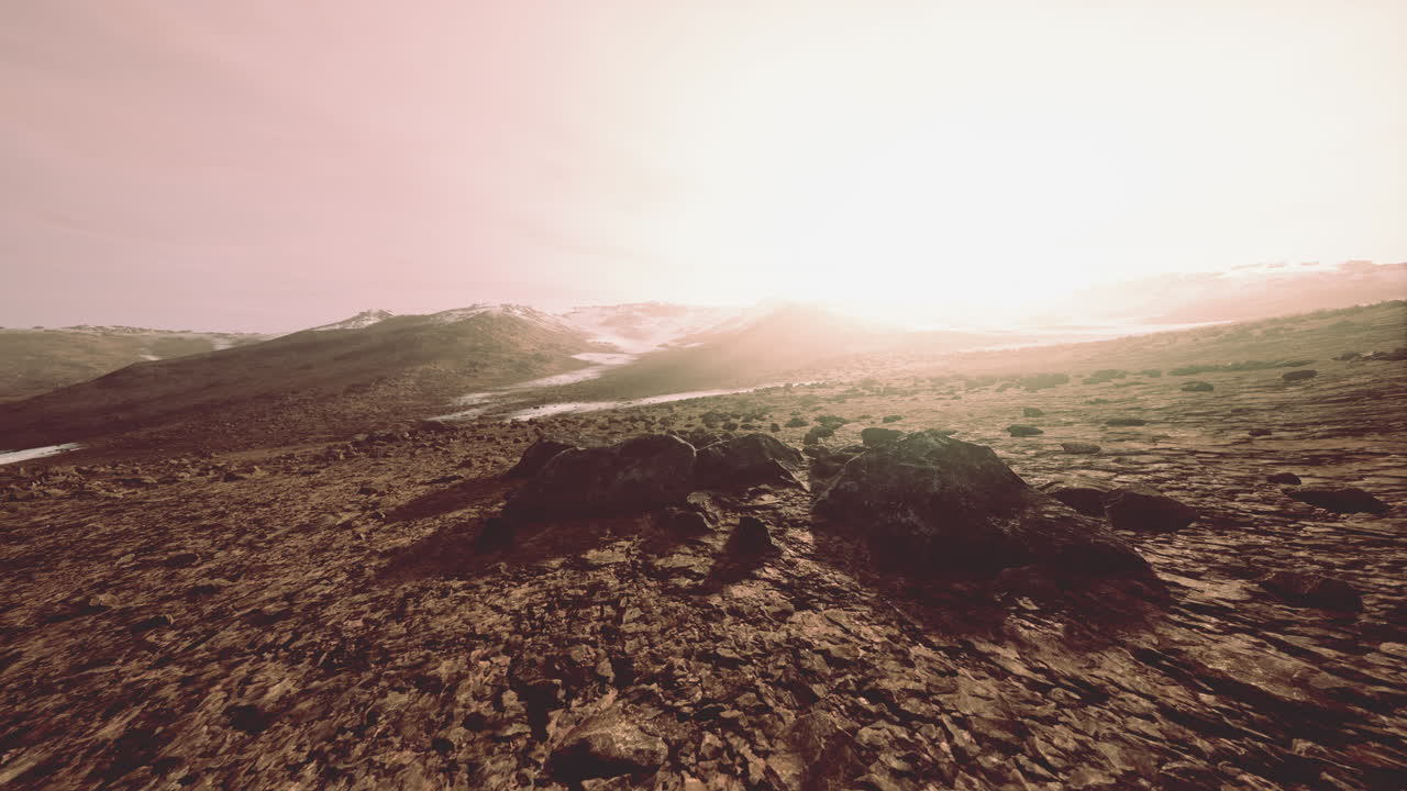amanecer en un desierto rocoso con sombras proyectadas por las colinas