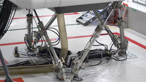 detalle del sistema hidráulico eléctrico debajo del simulador de vuelo de movimiento completo.