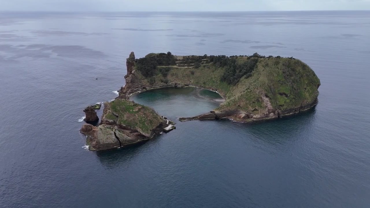 Atlantik Okyanusu'ndaki Vila Franca do Campo Adası'nın (Ilhéu) sinematik havadan görünümü. Azorlar, Sao Miguel Adası yakınlarındaki mükemmel dairesel, su altındaki volkanik kraterin drone çekimi