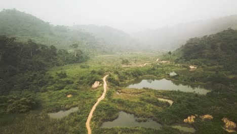 Toma-Aérea-De-Minas-De-Oro-Abandonadas-En-Ghana