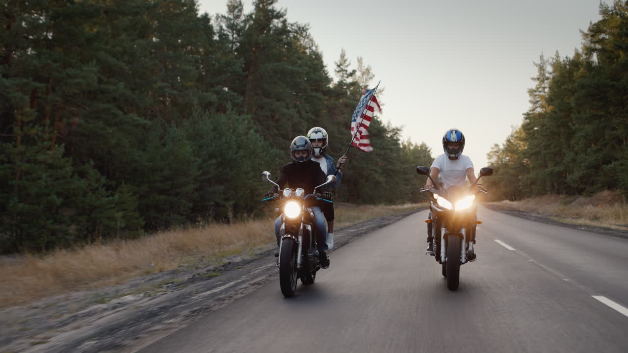 jóvenes en motocicletas de alta velocidad viajan por la carretera