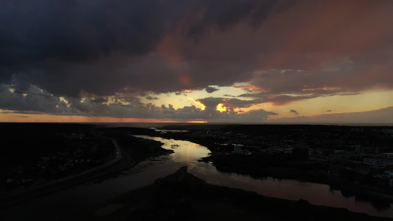 casco antiguo de kaunas. vista aérea de drones. espectacular puesta de sol