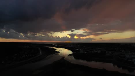 Kaunas-Altstadt.-Drohnen-Luftbild.-Dramatischer-Sonnenuntergang