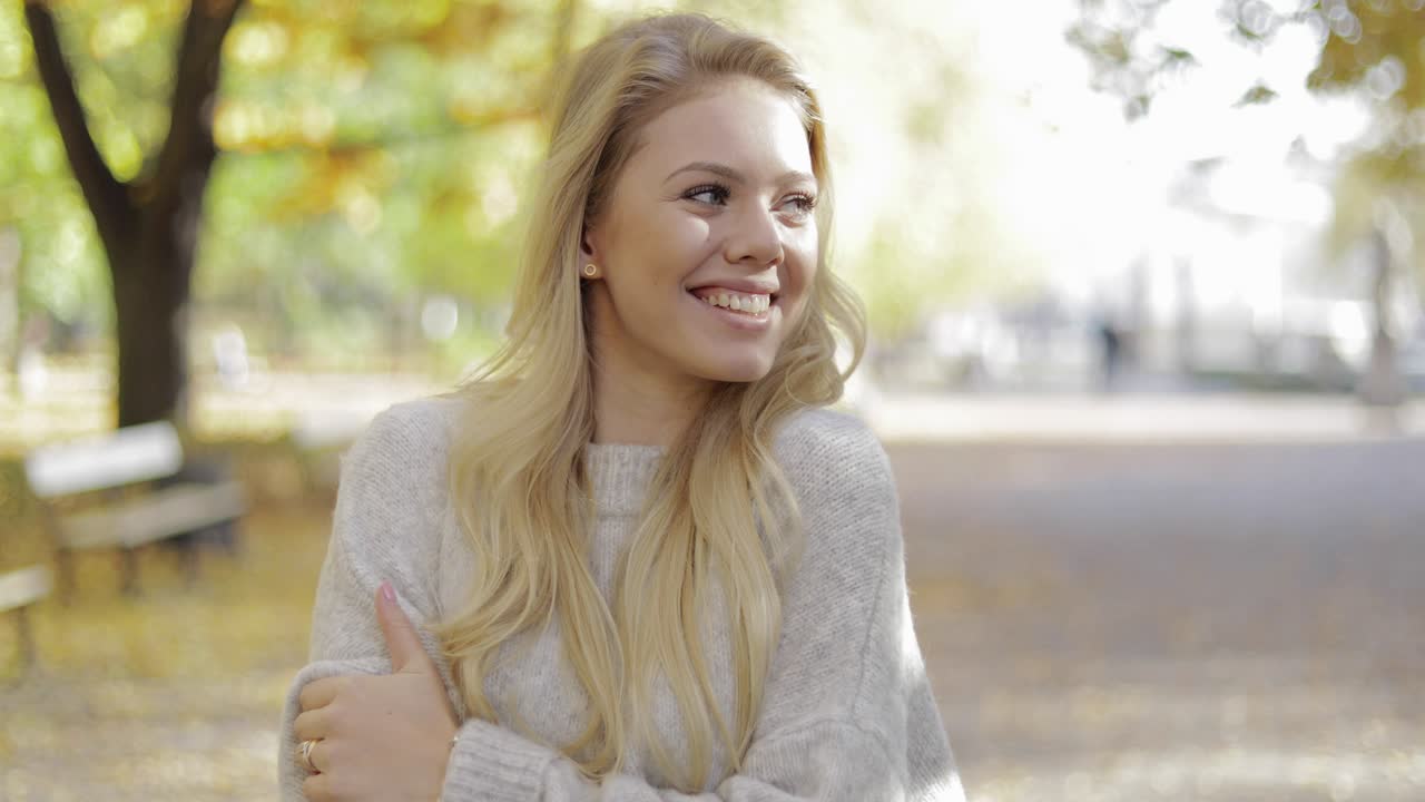 mujer feliz en el parque de otoño