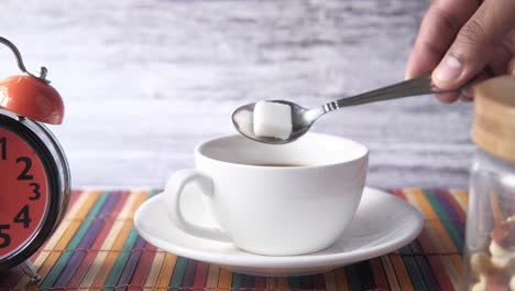 añadir azúcar al café por la mañana