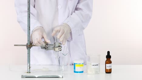 demostración de una reacción química en un entorno de laboratorio