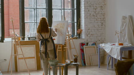 artista pintando en un lienzo