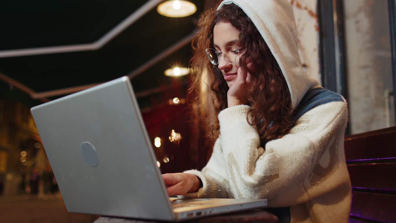 adolescente feliz trabajando en línea trabajo remoto con portátil en la ciudad calle café navegación charla