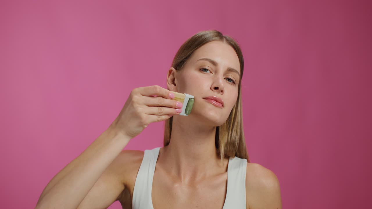 mujer aplicando mascarilla facial