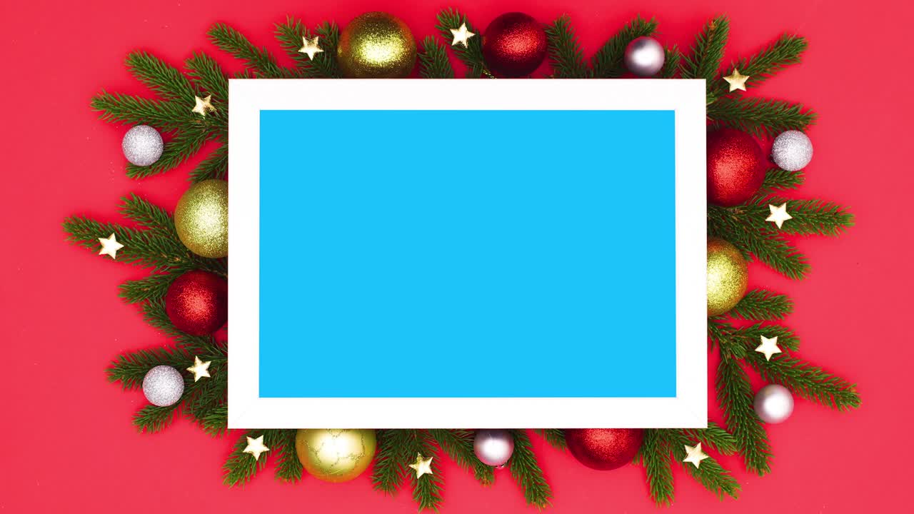 las ramas de navidad con adornos aparecen alrededor del marco con pantalla azul. detenga el movimiento