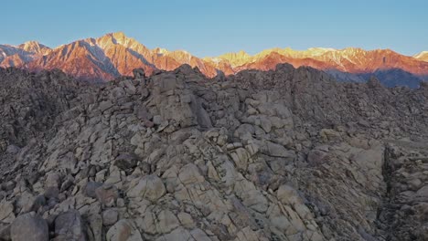 Ausgezeichnete-Luftaufnahme-Des-Sonnenaufgangs,-Der-Den-Schneebedeckten-Mount-Whitney-In-Den-Kalifornischen-Alabama-Hills-Trifft