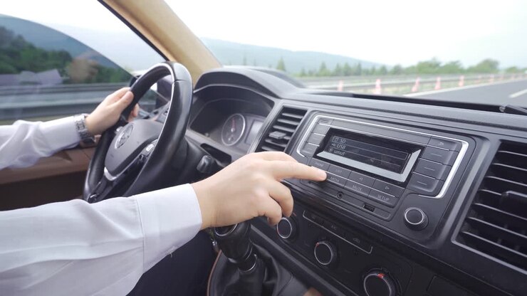 Immagine scattata dall'interno dell'auto in autostrada.