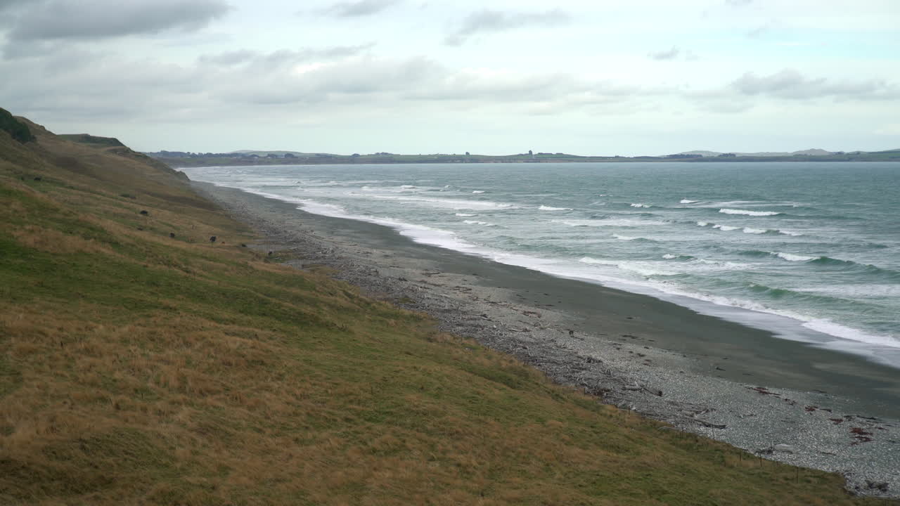 спокойное озеро, расположенное в фиордленде, новая зеландия, обнимаемое пышной зеленью на его берегах, образует захватывающий панорамный вид