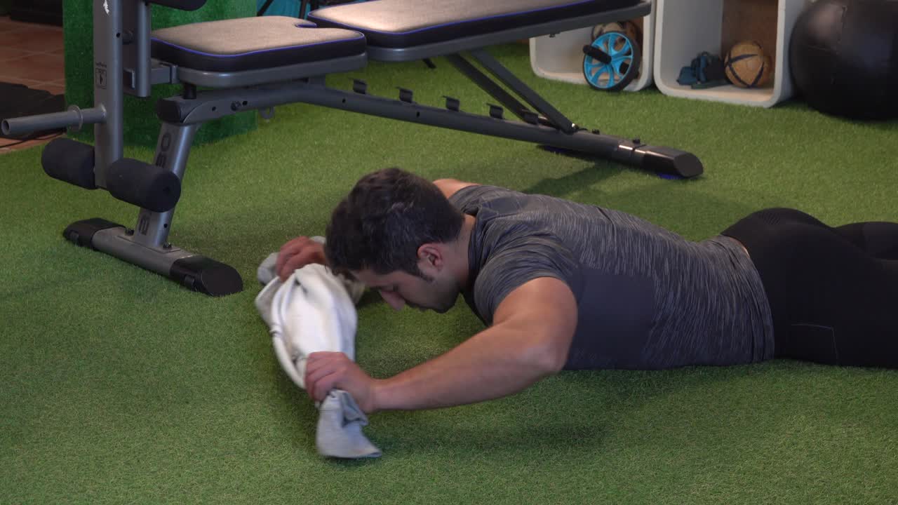 ejercicios de piso de entrenamiento en casa con entrenador personal