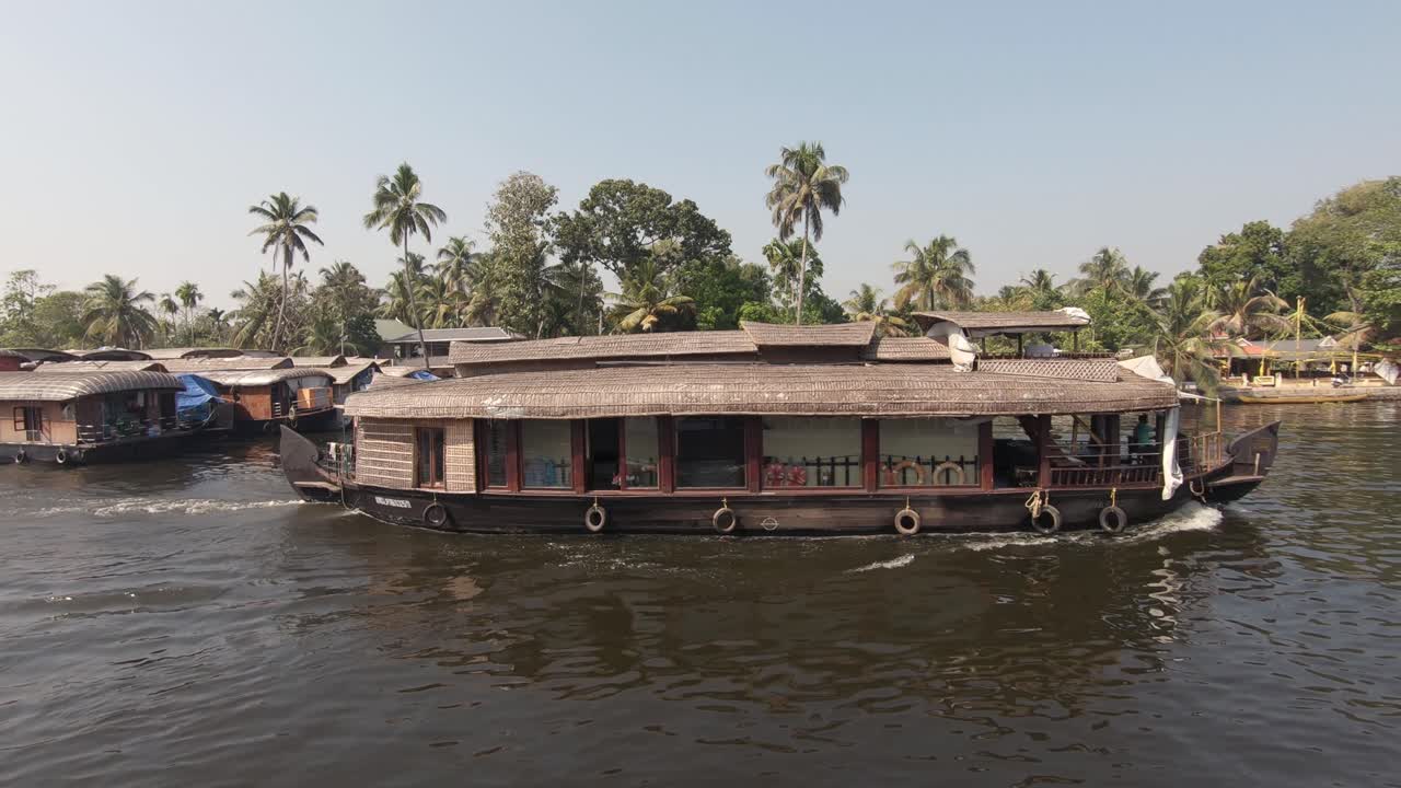 casas flotantes y barco público tradicional en alappuzha o alleppey, india