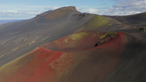 Bunte-Bergkrater-Von-Raudaskal,-Island---Antenne