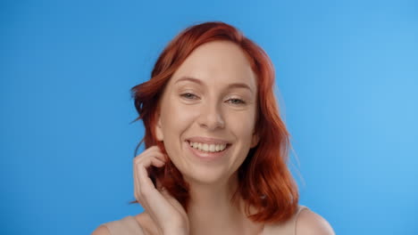 mujer sonriente de cabello rojo