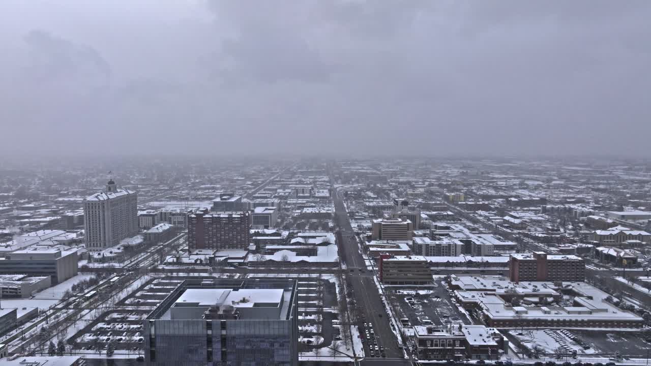 눈이 인 솔트 레이크 시의 공중 트럭 촬영 우타의 어두운 날